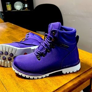 Brand new Luggs!! Beautiful purple.